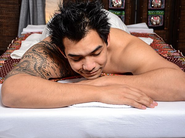 Traditionelle Thai-Massage: Rückenmassage bei einem männlichen Gast.